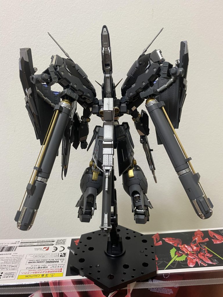 ファンネルコンテナ一番上はボールジョイント等を付けて、ファンネルを装着しています。ファンネルコンテナ二番目にはプロペラントタンクを付けました。ジョイントをコンテナ部分にそのまま入れただけですが、保持力は十分です。相変わらず真鍮線を取り付けています。実は真鍮線を間違えて4メートル分も買ったので、次に組む予定のRG サザビーにも同様のカスタムを入れる予定です。ファンネルコンテナ三つ目はオミット。