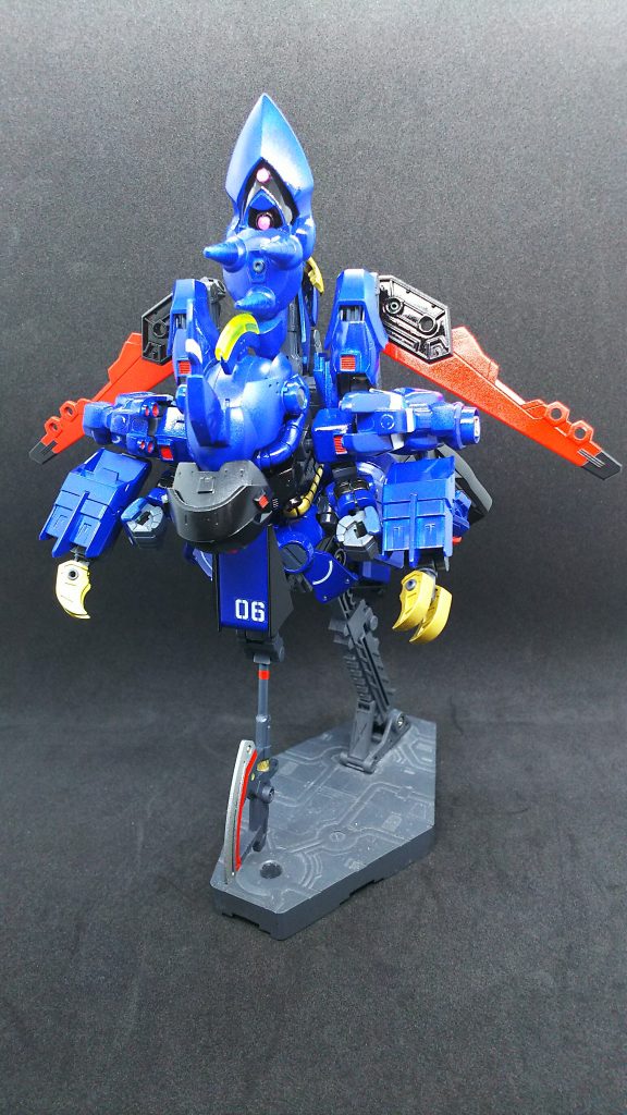 第五形態、アックスハンブラビモード。バクゥモードの頭頂部を回転させる事でモノアイがもう一つ現れる仕掛けです！差し替えは可能な限り無くしたいので回転ギミックです！胸部アーマー展開ギミックでザクの頭部を胴体に見立て、頭が二つある違和感を和らげています。