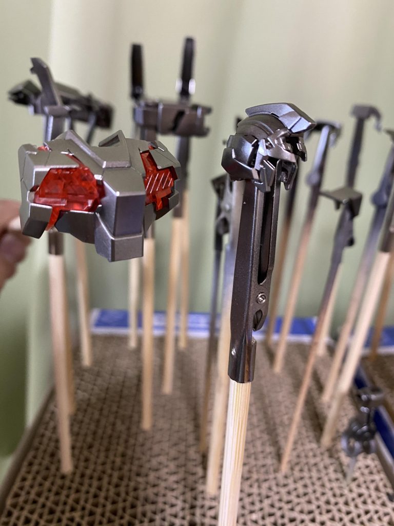 シルバーを吹いた段階の写真です。キット的には赤発光の方を使用しています。