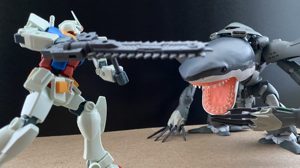 　すごい。あのガンダムを相手に、見事な立ち回りを演じる少尉に称賛しつつ、戦闘の記録を録る。しかし、パイロットの技量は、相手の方が上か、チェーンソーと言う扱い辛そうな武器を巧み振るうガンダム。初めガンダムを翻弄していたシャークゴッグも、徐々に押されはじめ、やがて。