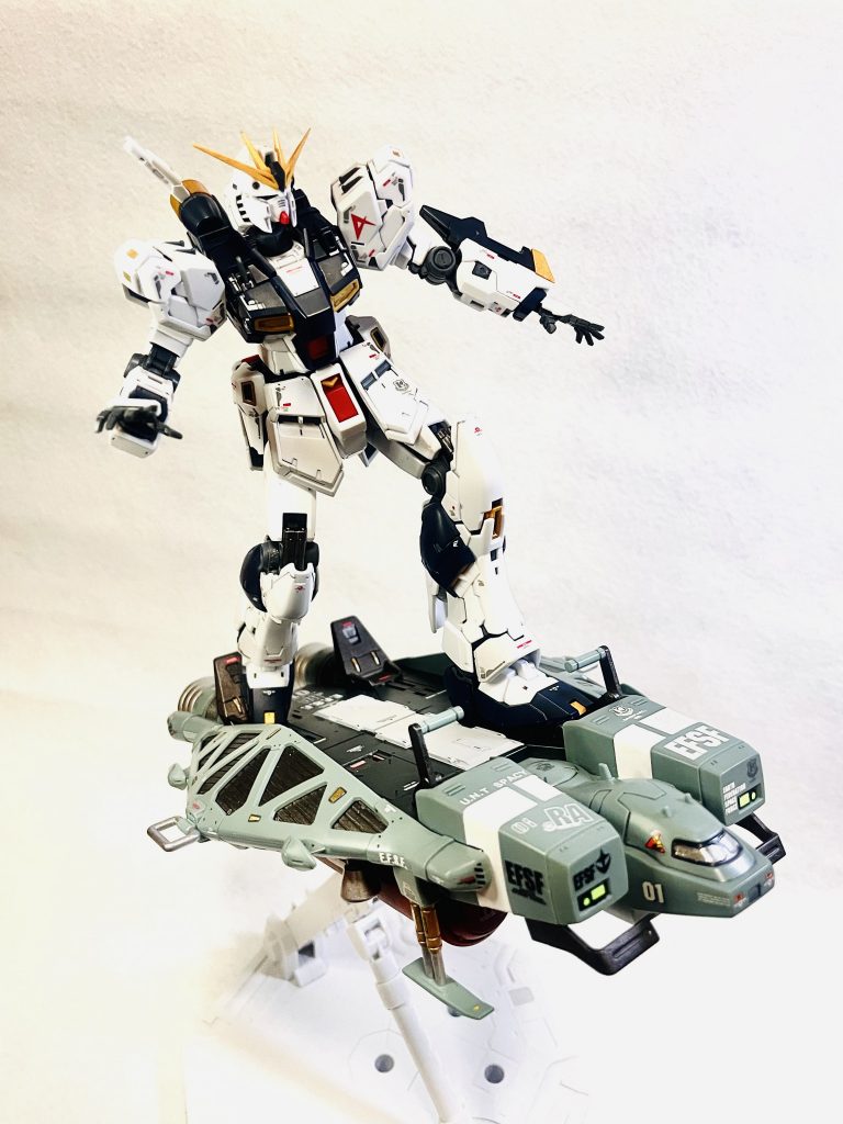 作成途中のRGνガンダム乗せてみましたが、なんだかサイズが合わない…。νガンダムがデカい！色合いも微妙。ジェガンやジェスタが良いのかな？
