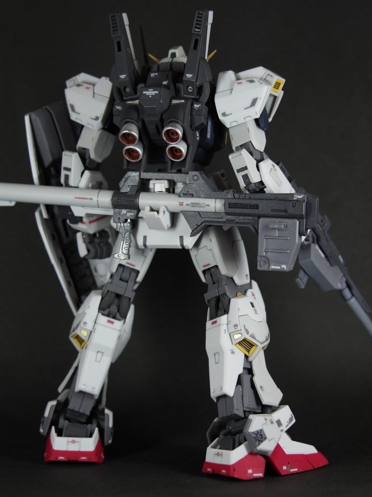 キットの色分けが完璧なので塗装箇所はスラスター類と胸部センサーの外周位です。トップコートは水性プレミアムのつや消しにしました。