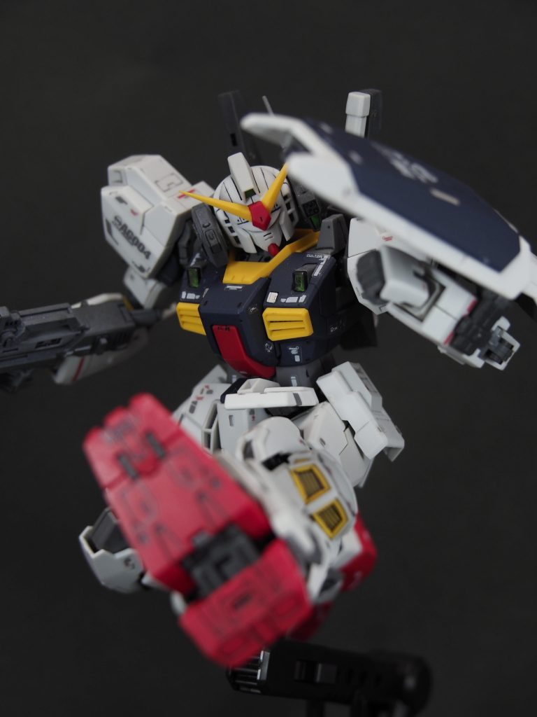 例の蹴り。初期のRGはパーツポロリが多いと聞いていたのですが、このキットは大きく動かしても大丈夫でした。