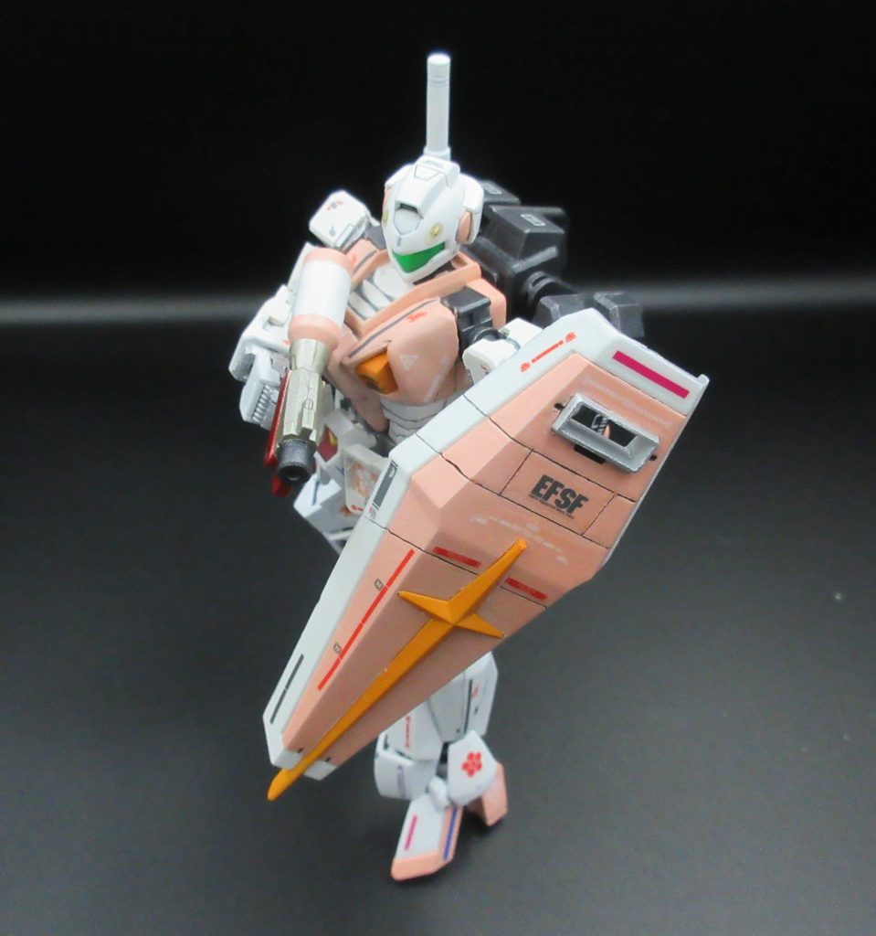 、、、↑ ↑ ↑ てなことを 妄想しつつ 作成していきました。長々と長文 すいません（＾＾； ちなみにリアルな 作成工程を 下記します。頭部は『GNアーチャー』、上半身＋腰まわりは『RX-78-2 ガンダム [BEYOND GLOBAL]』、バックパックは『ジムストライカー』、脚部は『シュバルベ・グレイズ』をベースに 加工していきました。また 体形に合わせて シンプルな 武装にしたかったので、武装は ビームサーベルと、『1/144 ハイパーガンプラバトルウェポンズ』に付属されていたビーム・ガン（製品の表記上では スプレーガン）、そして『GM/GM』のシールド のみとしました。なお 今回の制作では、人生初となる スジボリ＋墨入れ、そして 水転写デカール貼りにも 挑戦してみました。