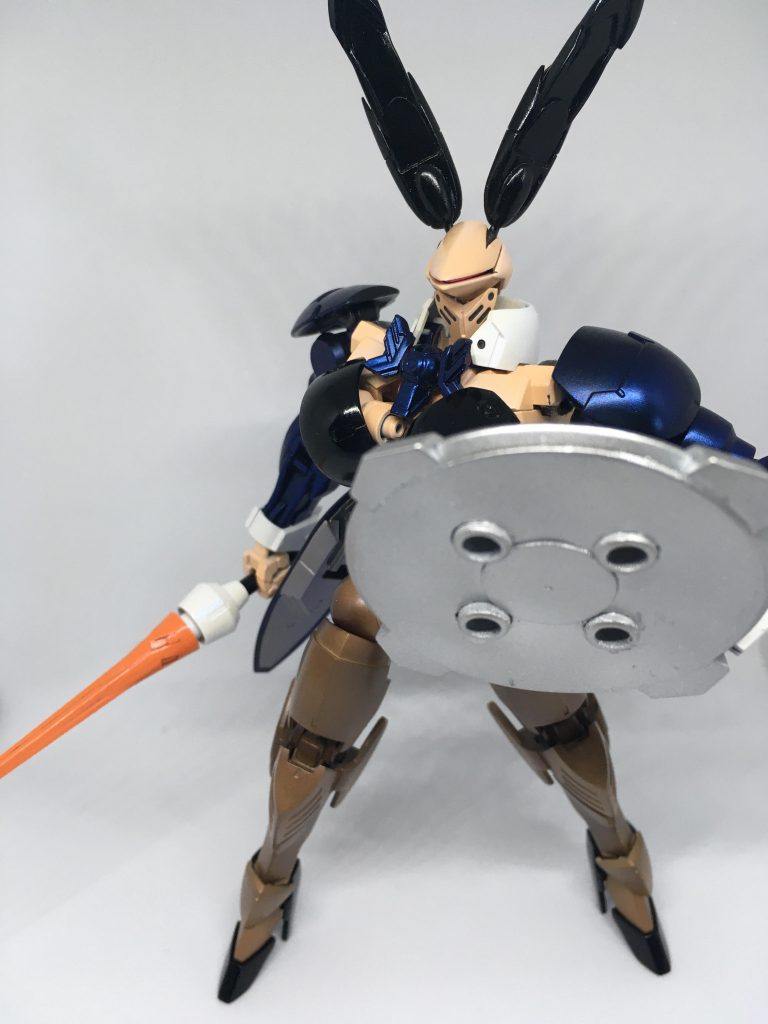 武装はオヴォンシールドの他、尻尾に内蔵されたニンジンレイピア。胸部からミサイルが出るとも臆されているが真偽は不明。まぁ元機体の活躍が未だ不明なので何しても今なら許される気はします（オイ）。