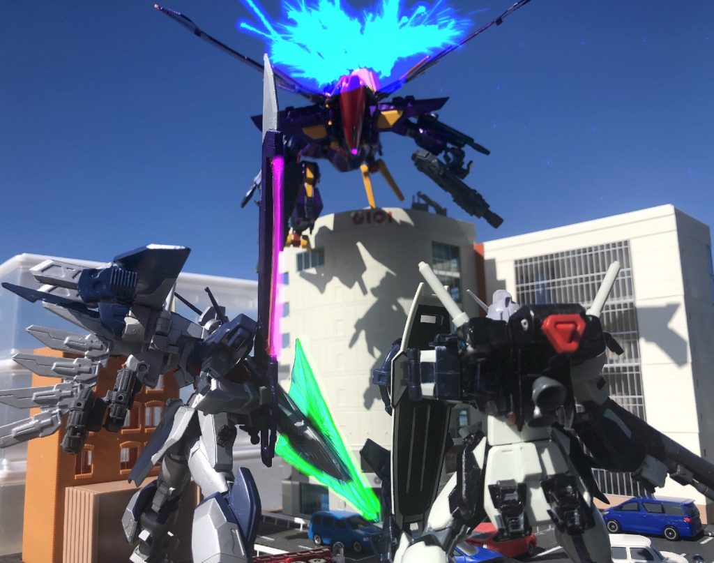 「あれは……、鳥!?」ファントムペイン残党のリザーブガンダム(過去作)とラプチャーウィンダム(投稿予定)に襲いかかるヴィドフニールガンダム。