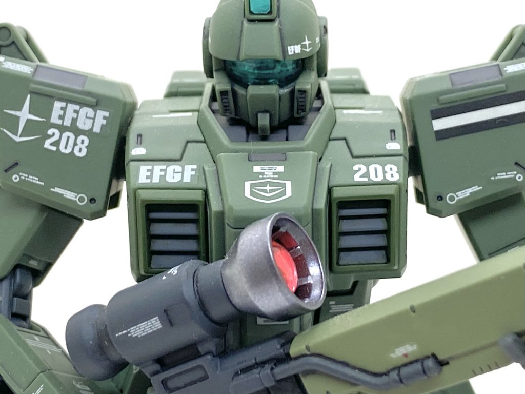 デカールはHGユニコーンガンダム用をメインにしましたが連邦陸軍を意味するEFGF(Earth Federation Ground Force)はデカールになってないのでHGUCのガンダムEz8のシールに白と表記したのがありますのでそれとMGジム・スナイパーのガンダムデカールのを流用しました。先に作りました陸戦型ジムとなるべく同じ位置、デザインで貼っています。機体番号の208はMGから同じのにしました。