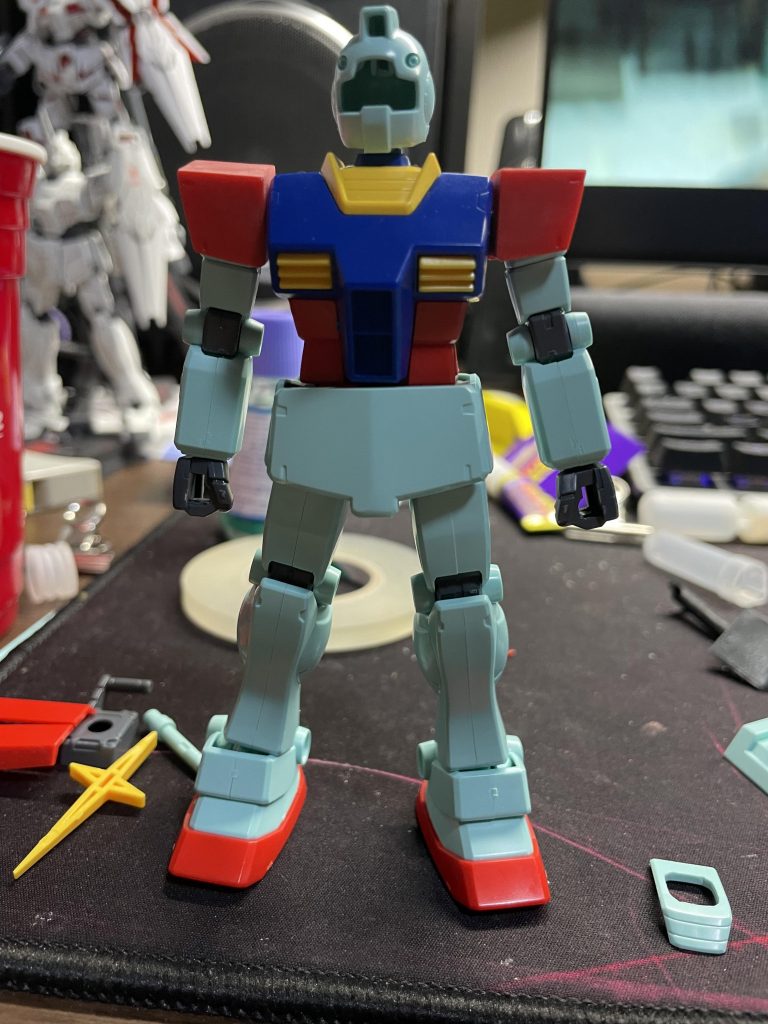 胴体をHGUCガンダムから拝借。本来のジム胴体だと肩の可動域が狭かった部分をプチ改修ただそのままの移植だと写真通り首が浮ます