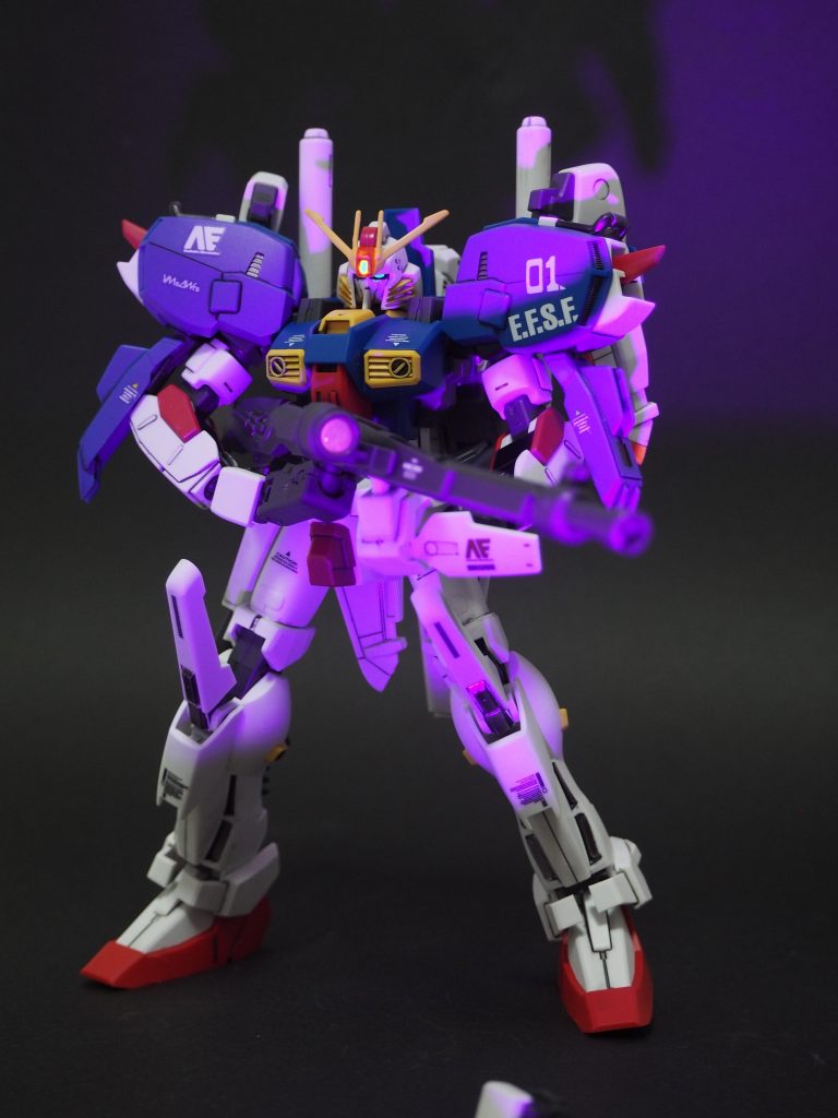 ツインアイとセンサーは蛍光グリーンで塗装したため、ブラックライトで光らせられます。ここが今回の満足点！ベストを尽くせたかなぁと思います。