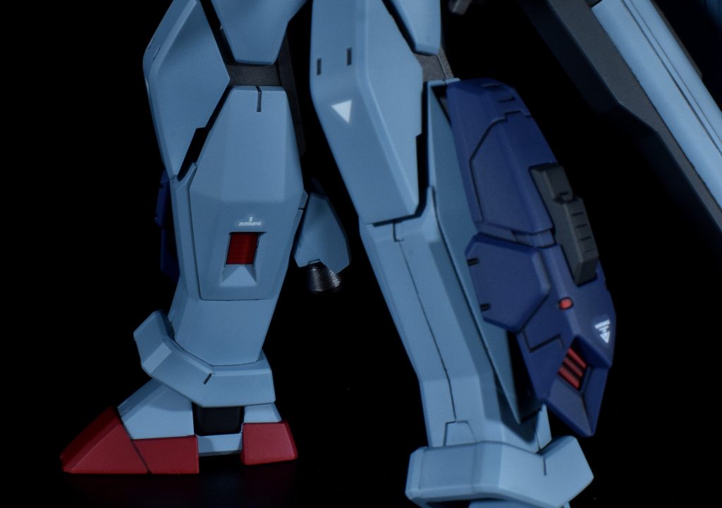 脚部は内側部分をGエグゼス、外側部分をシャルドール改と組み合わせていいとこ取りの足に。換装用のジョイントに追加スラスターを装備。