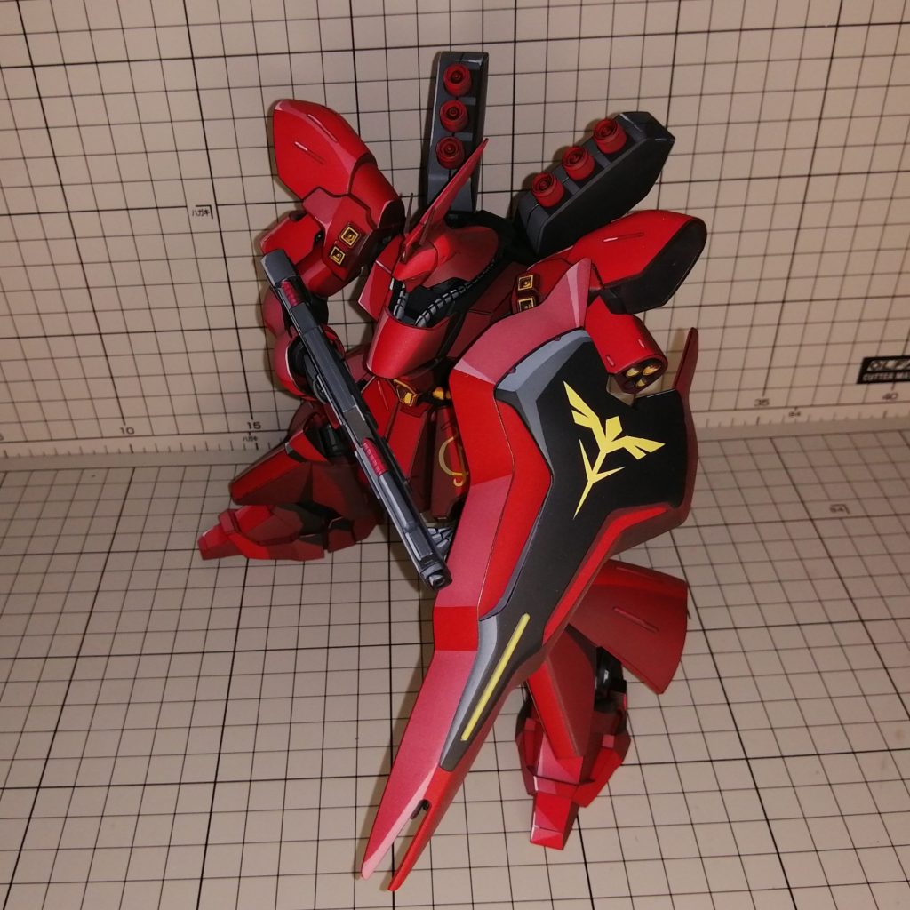 自分的にはこの角度が、劇中っぽくて好き。ネオジオン紋章も塗装頑張りました。