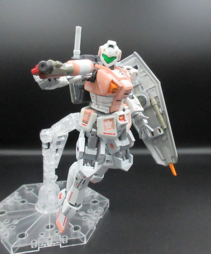 【 私の中の 妄想設定 ＜開発工程②＞】時は 宇宙世紀 0079 11月中旬、、、オデッサ攻略作戦の 成功に沸き立ち、また本格的に MSの実戦配備が 加速していった頃。こういった時勢でも あったためか、それとも放っておいた基地を 何かしら 活用させようと思ったのかは 不明であるが、この要望は無事通り、正式に『F型 プロジェクト』として 予算や 技術支援を 得ることに成功する。こうして 軍から 新たに支給された 最新鋭の機材や 設備、そして何だか分からない 謎のシステムなどなど、、、とにかく手当たり次第 トライアンドエラーで 組み込み試していき、何とか今の 改造上半身の状態でも 起動できるようになる。なお この頃になると、元々は 適当に付けた『F型』の名称であったが、「Fräulein（フロイライン[お嬢さん]）」の 隠語 として 基地内で使われていく。