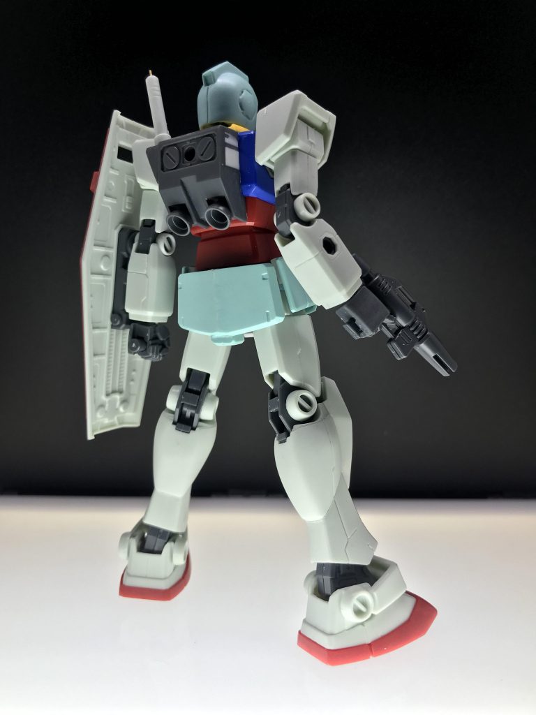 最終的にこんな感じになりました。膝アーマー部のスラスターも、プラ板と瞬着パテで埋めております。