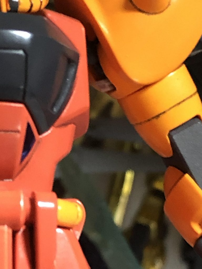 シールドにガトリング追加したらまたワキがだらし無く下がってしまったのでプラ板で超テキトーにワキ下がり防止スペーサーを作りました。僕の製作部屋にはエアコンがないので暑さに負けた😭遠目では分からないのでヨシ❗️とします。閲覧ありがとうございました😊