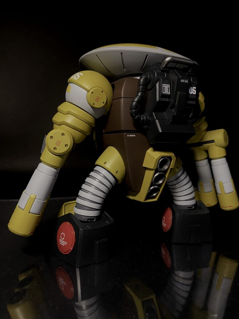 バックショット。足の蛇腹は合わせ目消しが面倒な割に、それが報われないカッコ悪さw