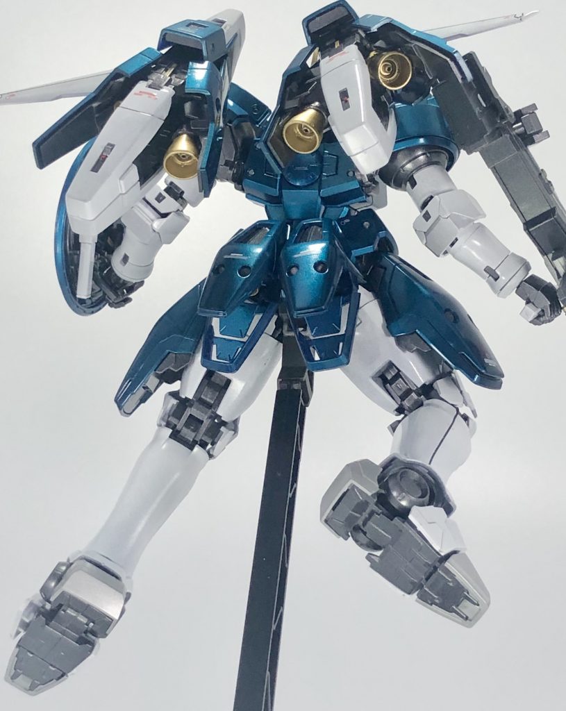 あまり見えないけど、トールギスは後ろのバーニアが色っぽいと思います。お尻のバーニアまで見えるとさらにいいんですけどね。