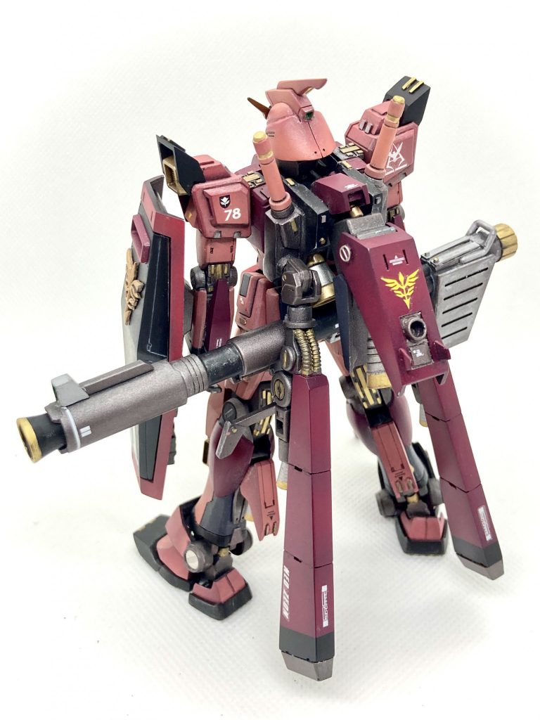 ジオンらしさを出すために、足を大型化。頭にブレードアンテナを付け、後頭部を鉄兜風に。膝と肘を尖らせています。バズーカの先端には照準器を追加。腰にバズーカやビームライフルをマウントできます。