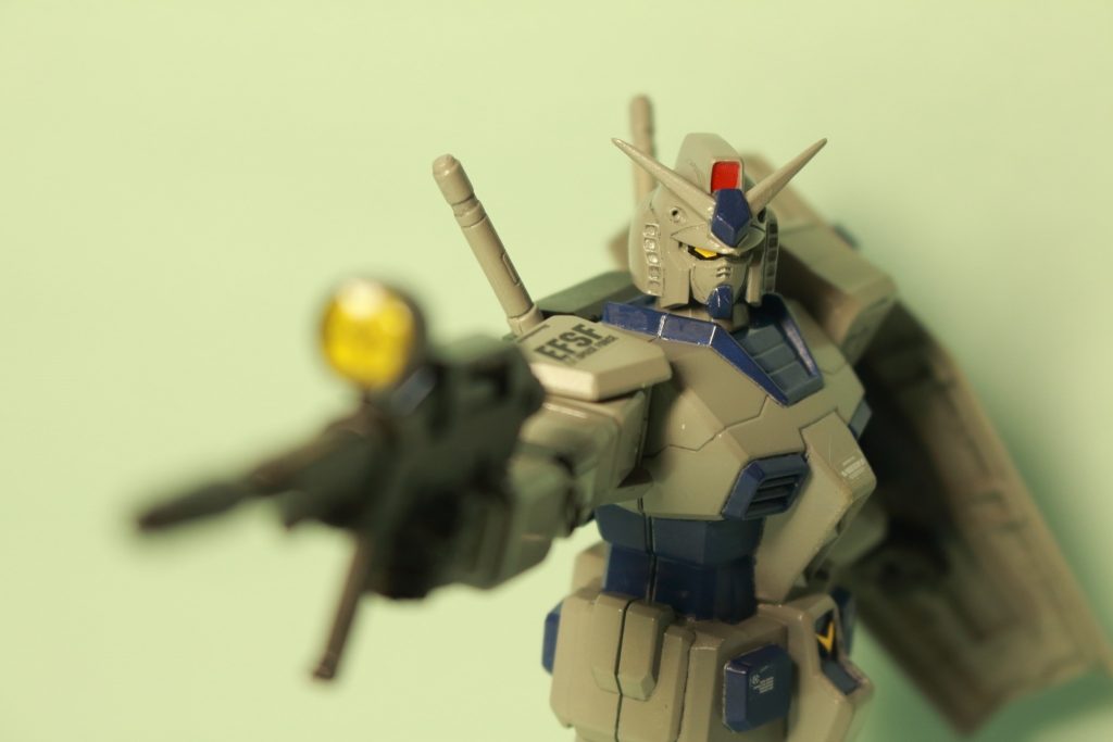 カメラアイと股間のブイはHG191版ガンダムのシールから無理やり流用。ライフルのスコープ、赤いセンサーに透明レジンをつけました。