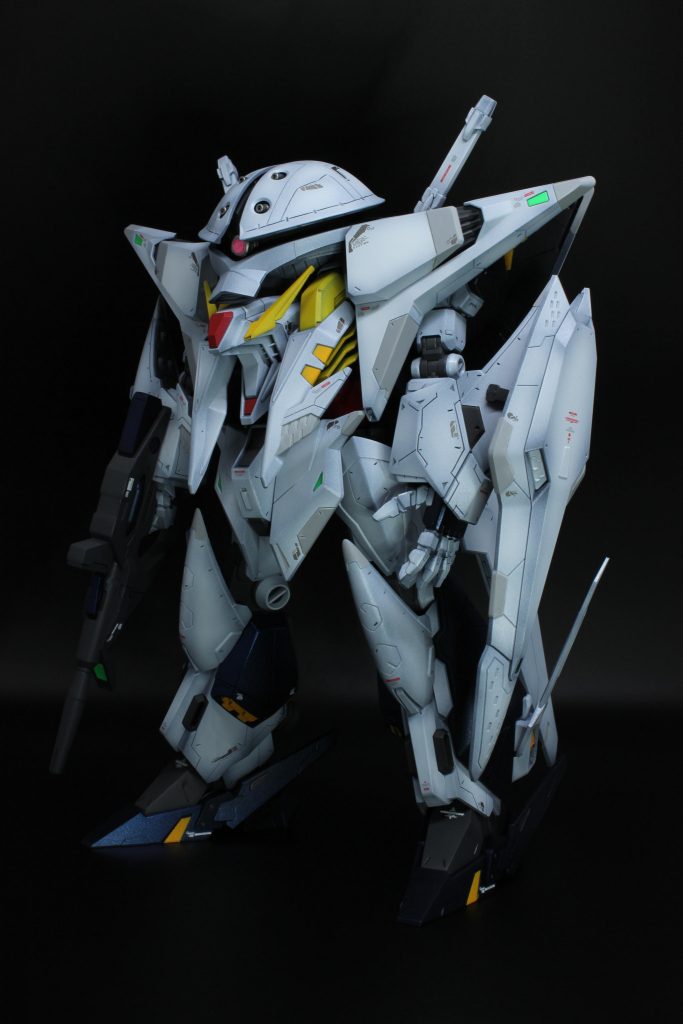 正面からの撮影になります。塗装は初のグラデ塗装にチャレンジ！ 青色部分はメタリック調に塗り、モノアイやミノフスキー・クラフト部が光るようにしました。