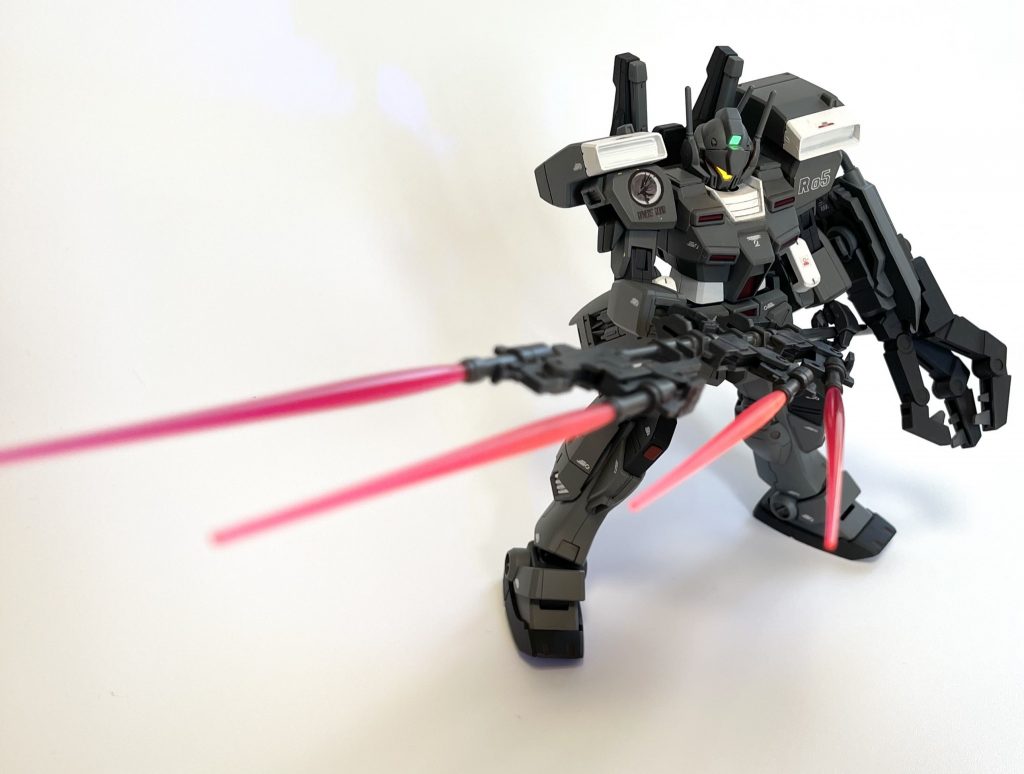 両手持ち、角度を変えカメラ発光させて。