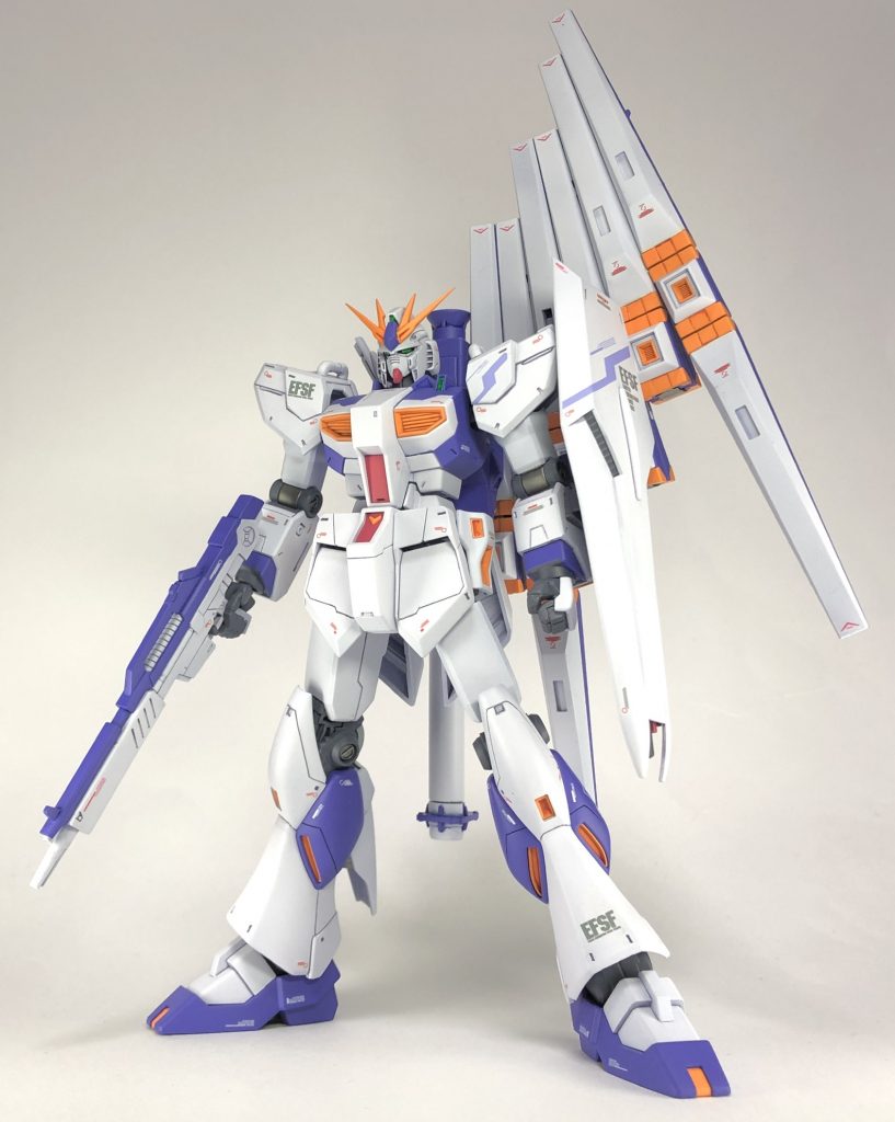 フィン・ファンネル装備型。手持ちのHGUC νガンダムからフィン・ファンネルとニュー・ハイパー・バズーカとシールドをコンバートしたもの。ファンネルはスラスター基部を白く変更したのがお気に入り。