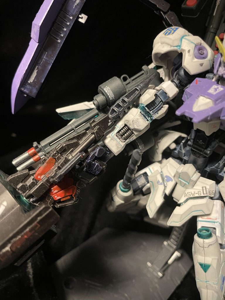 1番のお気に入りポイントは、ランスにビームマグナムをガッチャンコしたこの部分です。重すぎて持てないので、腕に直接接着剤で固定しています。