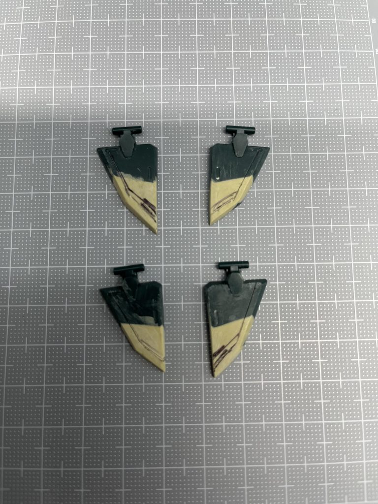 前後肩アーマーは平たくしました。