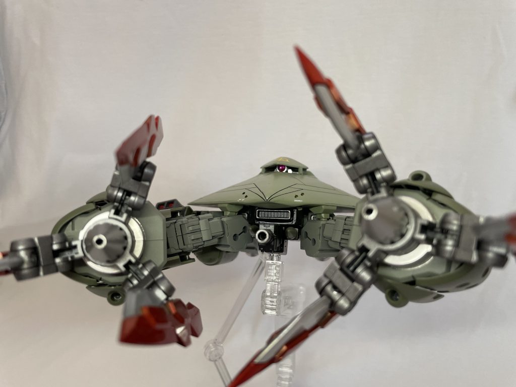 内蔵式のメガ粒子砲はオミットして機体下部にメガ粒子砲と両サイドにミサイルを装備、機体正面に60ミリ機関砲×4門を追加。正面はザクに似た感じになってます。