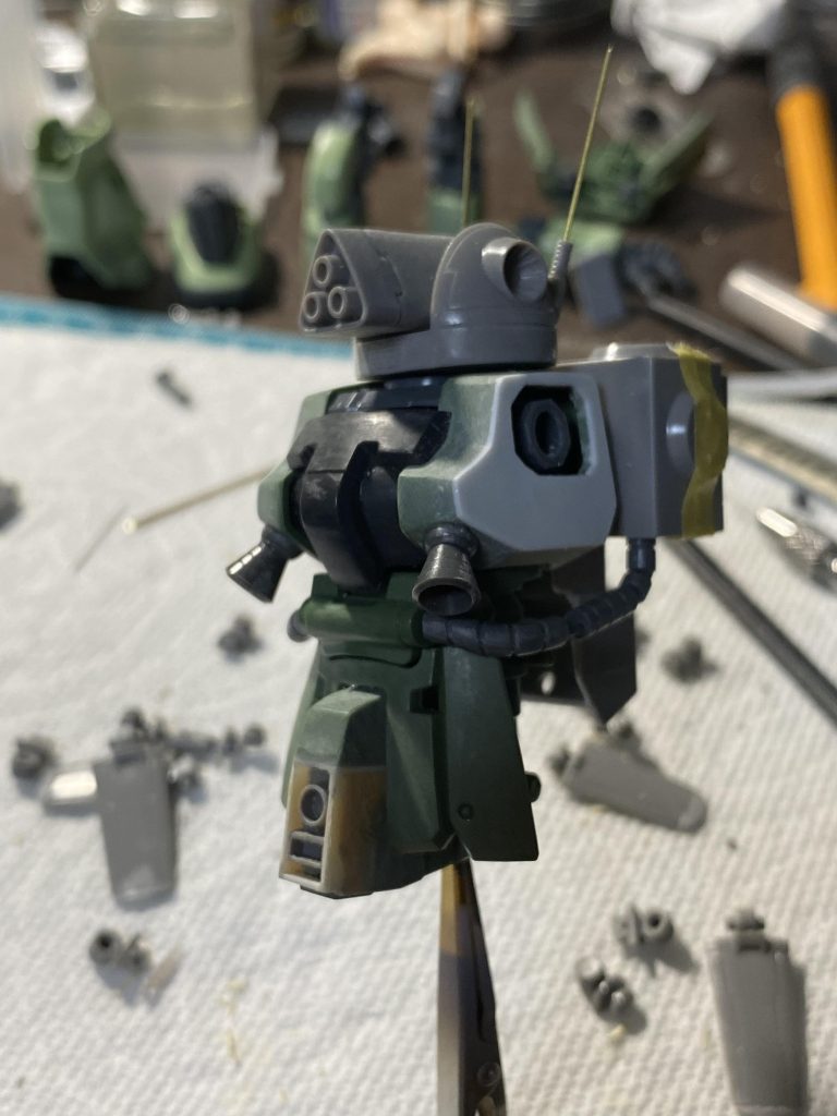 胴体を拡張し、サイズの合わない旧キットのパーツ部分はプラ板とパテで作成しました