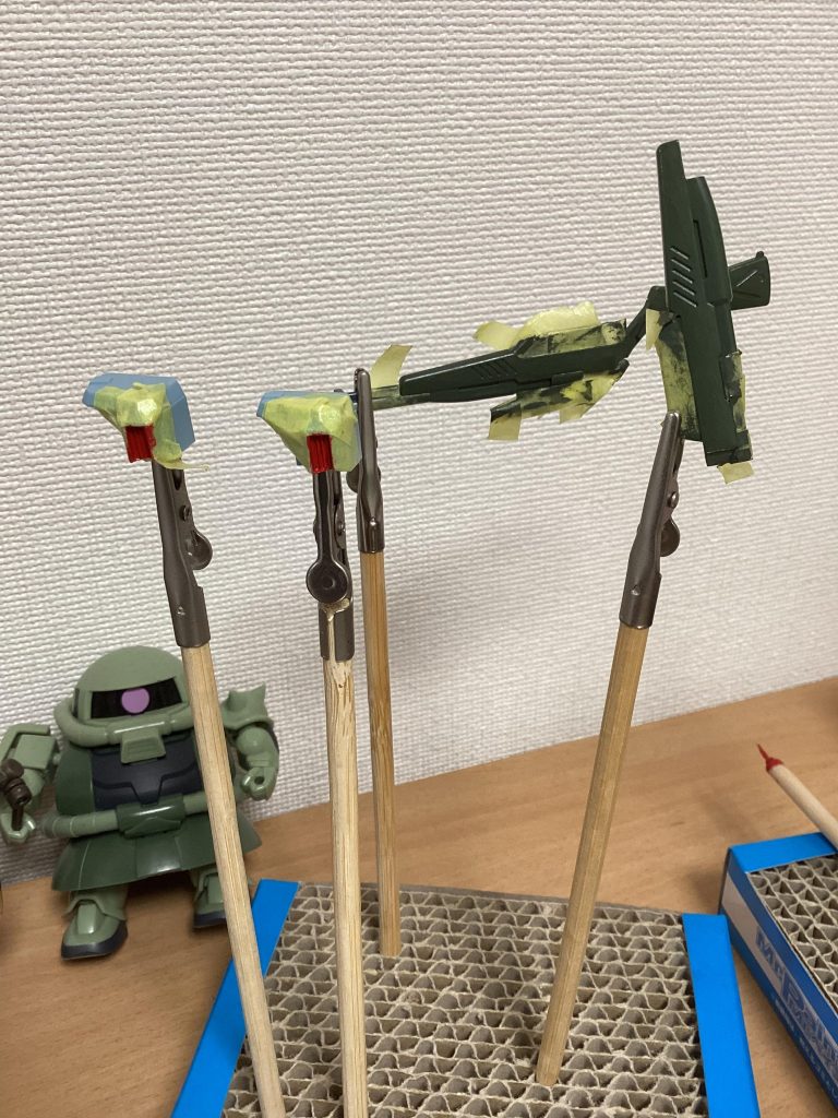 肩のバーニアとライフルの緑部分塗装