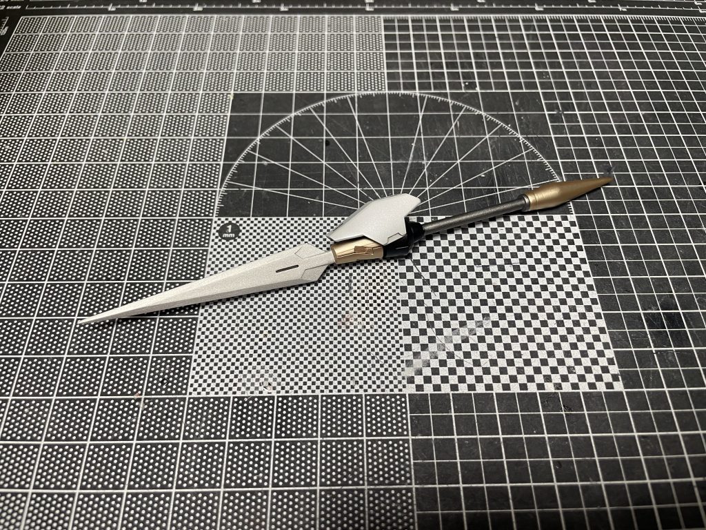 ヴァルキュリアブレードランス。鉄血世界観的にあまり派手な見た目のものよりシンプルな近接武器のほうがいいかなと思いまして。ただ柄を長くして先端をブレードにすげ替えただけなんですが、握る位置で変わる運用面を考えました。