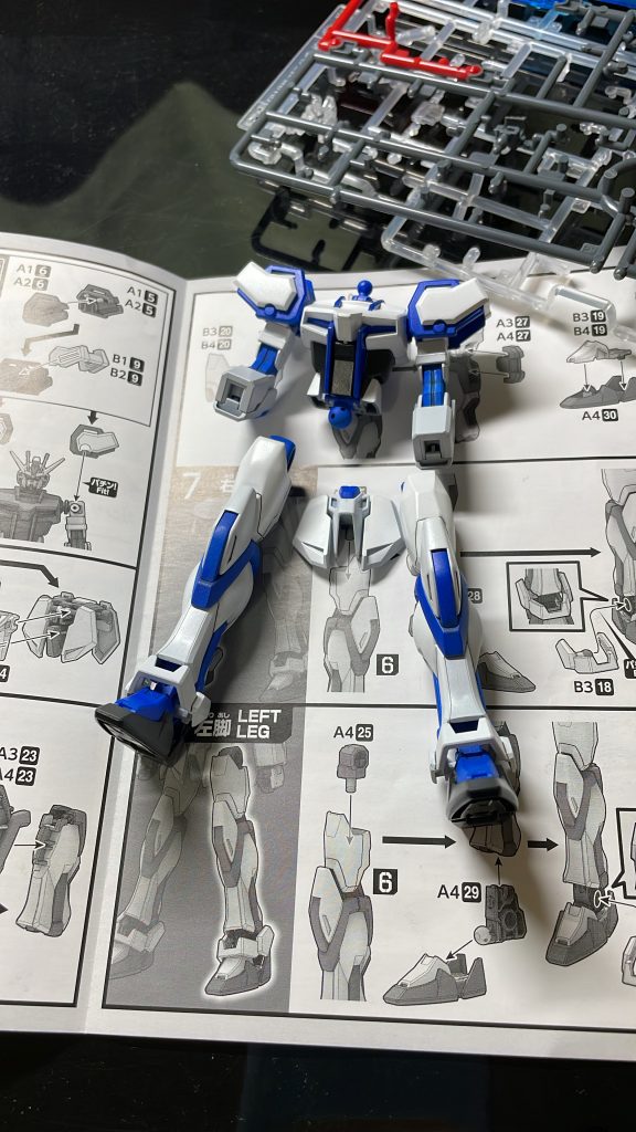 塗装と組みたて。塗料はアクリジョンを使っています。ただ、青色がちゃんと薄めているのに何故か出来上がりがザラザラになってしまって、スミ入れも変に滲んで拭き取りにくくなってました...何故か青色限定でこの現象が起こるのでかなり困ってました。