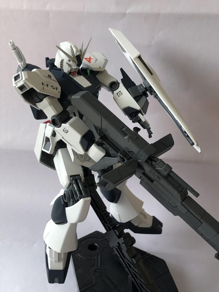 主武装は「ウェポンセット08」のハイメガランチャーです。福岡νももちろん意識していますが、逆シャア世代のモビルスーツは、頭頂高が高いので似合うだろうと、なんとなく初めから決めていました。