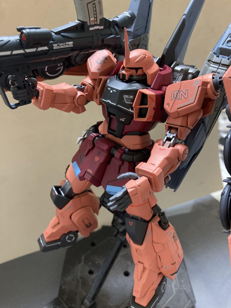 バズーカ構えたポーズ