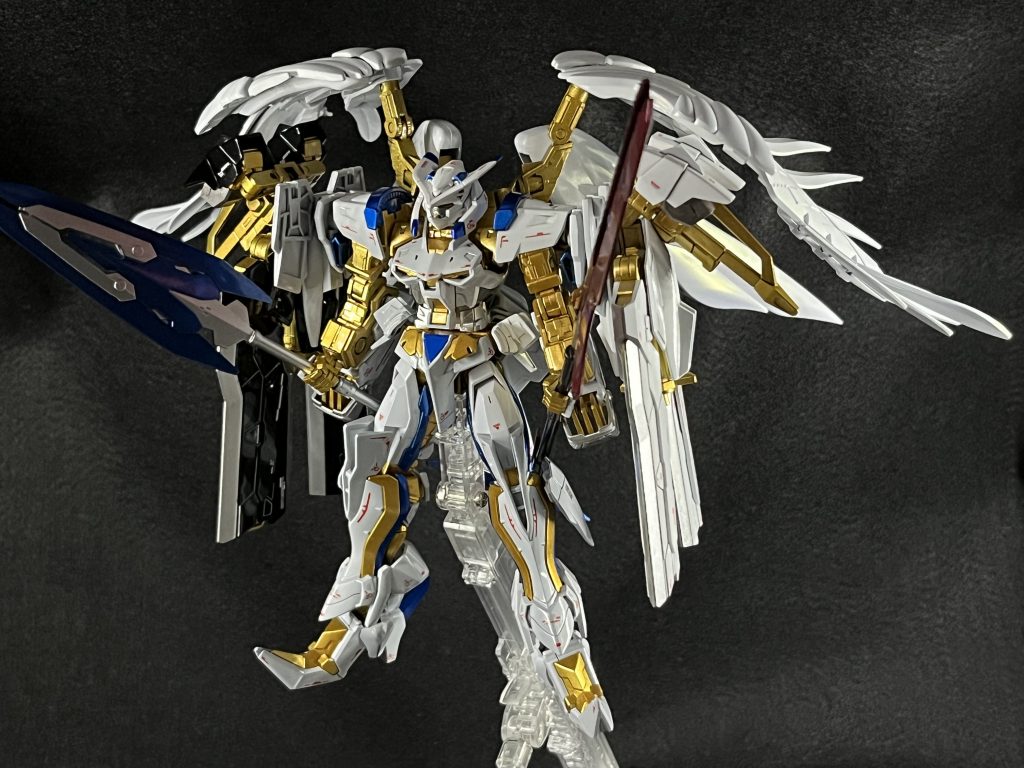 立ち姿②槍装備と、大剣を畳んで。こちらの方が盾感はありますね。