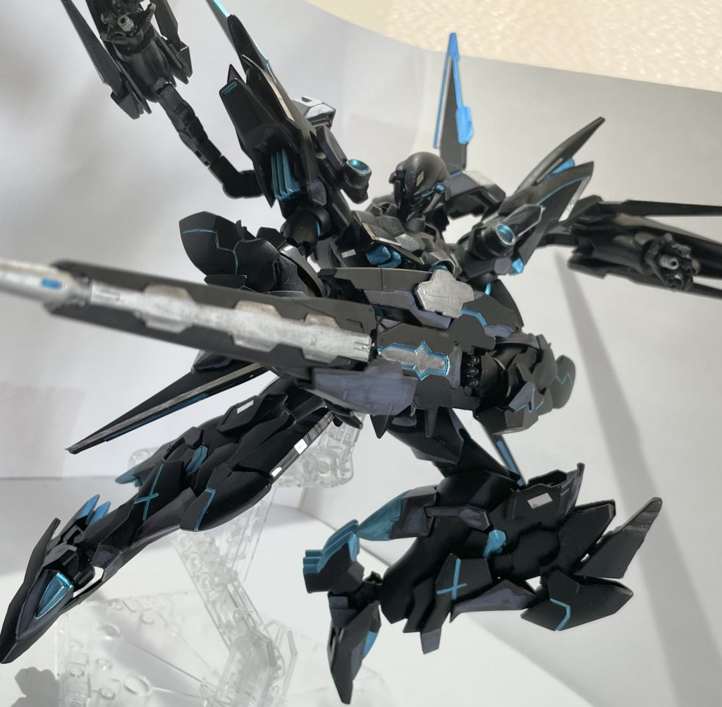 両手持ちをしてもバックパックのアームで近接戦闘が可能となっています。