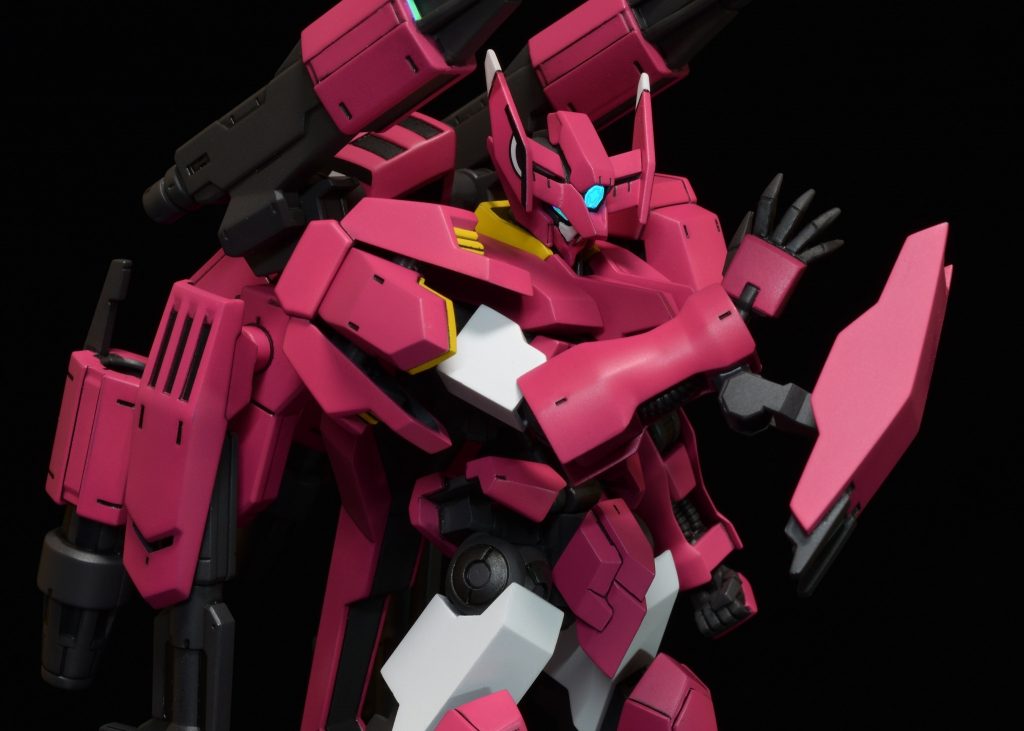 上腕部とすね部はバルバトスのパーツを加工。ジョイント系に一部ボールデンアームアームズを使用。それ以外はほぼプラ板、パテ、ランナーを使用し制作。