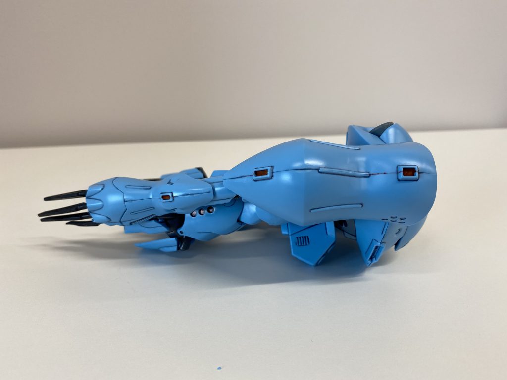 水中潜航状態のハイゴッグ肩や足を畳んで水の抵抗を減らす工夫が見て取れます!かなりコンパクトになりますね