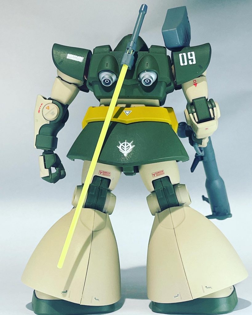 メイン色はザクカラーではなくタンを使ってみたのですが最初殆どザクグリーンと同じかなと思ってましたがいざ塗ると全然違いますね。