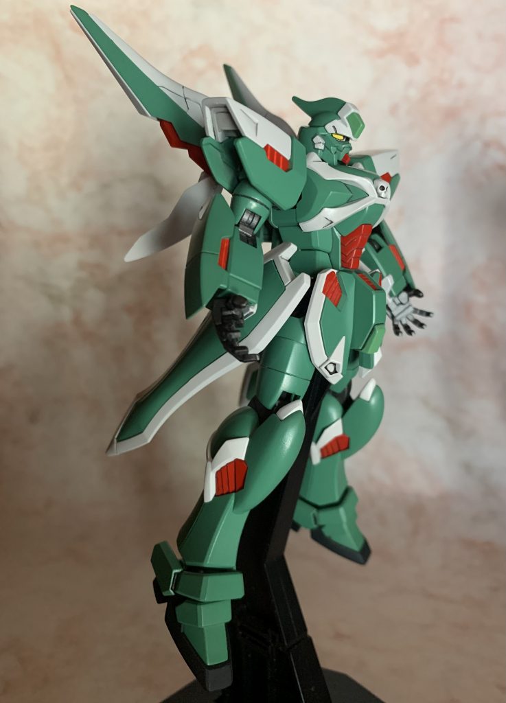 全体的なフォルムはそのままに、ピンポイントな改修だけにとどめております。4〜5箇所しか弄っていませんが、これだけでも大分劇中の印象に寄せられた気がします。