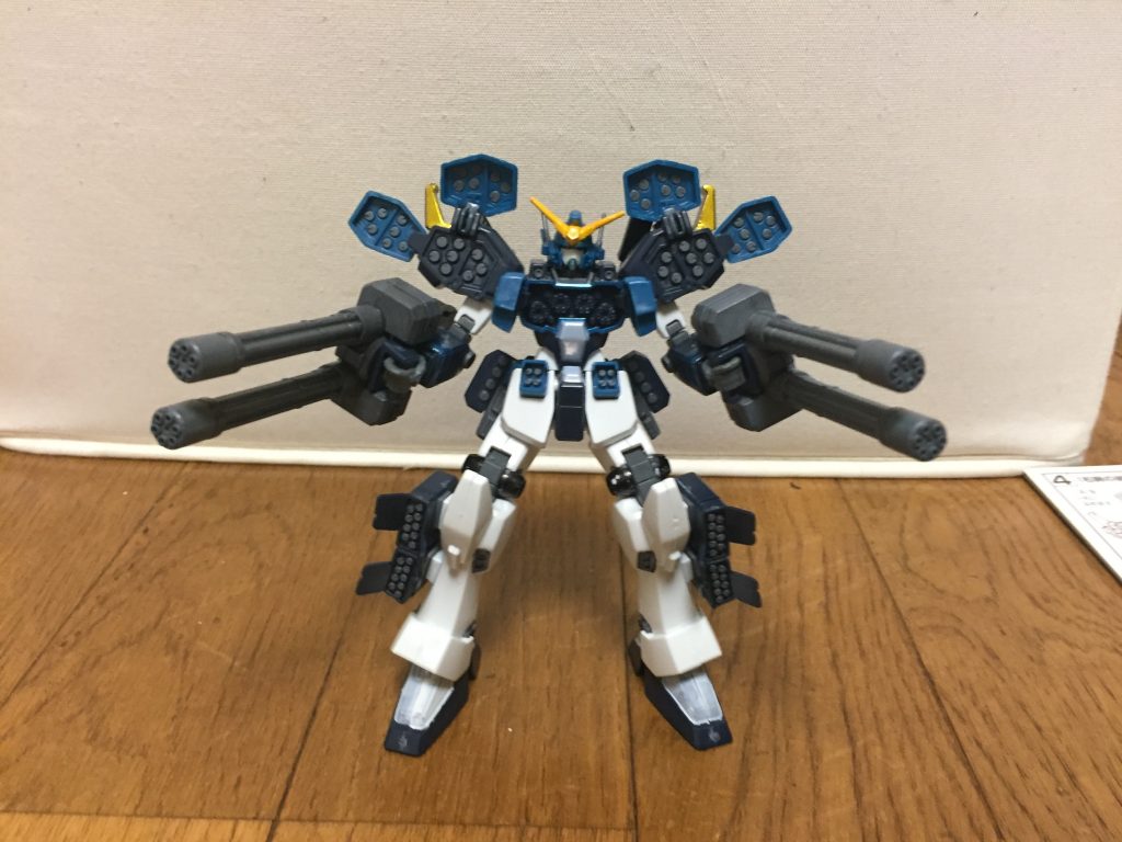 武装ダブルビームガトリング2連装式のビーム兵器であり、本機の主兵装として両腕に装備されている。バルカン砲頭部に1門ずつ内蔵されている。機関砲胸部の上部両肩側に1門ずつ、計4門内蔵されている。胸部ガトリング砲改修前から胸部の左右開閉式装甲カバー下に内蔵されていた重火器。改修された事によって、高出力ビームの切り替え発射が可能となり、ナノラミネートアーマーとPS装甲の双方に対して、大ダメージを与えられるようになった。ホーミングミサイル両脚部の各2基ずつの9連装式ランチャーポッド、前方の左右フロントアーマー内に各4発搭載された計8発のランチャーポッドに、それぞれ搭載されている。マイクロミサイル両肩部と腰部両側のアーマーに、それぞれ内蔵している。両肩部アーマーには、装甲を3つに展開し、その装甲に内蔵されており、基部には8発、展開した2つの装甲には7発ずつ搭載されている。腰部両側のアーマーにも、マイクロミサイルが4発ずつ搭載している。必殺技プラズマフルバーストダブルビームガトリング、胸部ガトリング砲、バルカン、機関砲、ホーミングミサイル、マイクロミサイルなど、本機の全武装を一斉に発射して、敵を殲滅する。ガトリングスパイク高速移動によって、敵に10秒間に連続攻撃を浴びせる。その際の打撃は、連続キックを繰り出すか、またはダブルビームガトリングで連続で殴りつける。