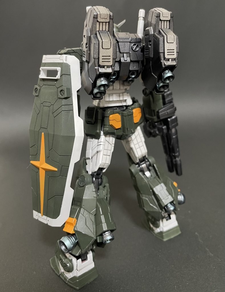 バックパックはなんとなく、アクアジムを思い出しました。HGガンダムと違ってハイディテール&エッジがなんとも言えない。