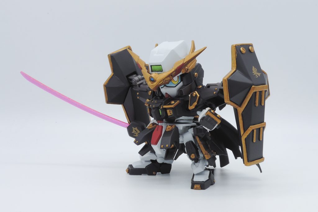 璽威衛怒大筒(じいえぬばずーか)を主な武装として使用している。 背中の疑似璽威衛怒駆動(ぎじじいえぬどらいぶ)を取り外し、閃光刀として使用することも可能。ただし、長時間は使用できない。 閃光刀使用時は疑似璽威衛怒駆動(ぎじじいえぬどらいぶ)に表示される文字が鉄から刃に変わる。