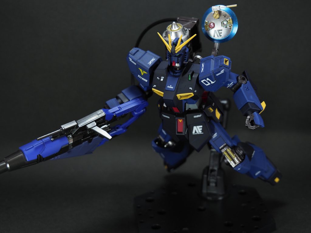 Gフレームのハイパー・メガ・バズーカ・ランチャーは小ぶりな分、何とか撮影ブースに収まるので助かります。カラーリングもティターンズ仕様にマッチしていい感じ。