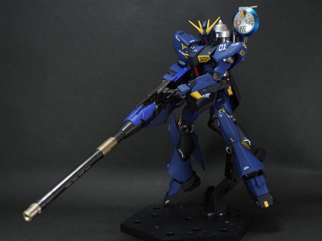 レドームのセンサーはロイヤルメタレッドとコスモメタブルーで下地塗装してから、ジュエルシールを貼り付けましました。