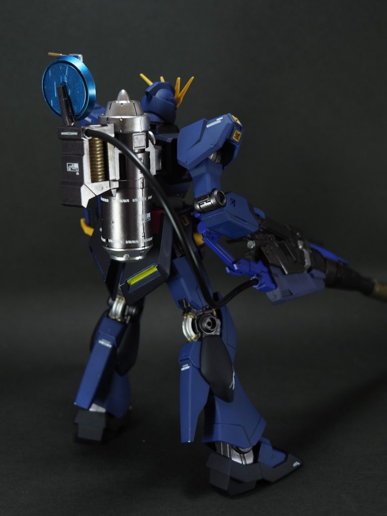 本来、母艦からエネルギー供給が必要なハイパー・メガ・バズーカ・ランチャーをMS単独で運用するため外装式大型ジェネレーターとディスク・レドームを装備した専用バックパックに換装。設計はティターンズで運用実績のあるゼク・アイン第二種兵装が参考にされている……バックパックは30mmやビルドパーツを組み合わせて作りました。塗装はガンダムマーカーエアブラシシステムで、ヘビーガンメタリック、シャインシルバー、コスモメタブルー、レッドゴールドで塗ってます。