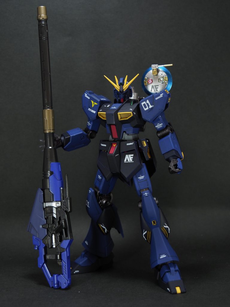 不安定な強化人間や出自不明のサイコフレームに頼らず、敵艦隊や軍事拠点に確実な打撃を与えるべくハイパー・メガ・バズーカ・ランチャーによる長距離狙撃用オプションを装備したνガンダム……という(妄想)設定に基づいて、以前作ったティターンズカラーのEG νガンダムにGフレームのハイパー・メガ・バズーカ・ランチャーを装備させてみました。