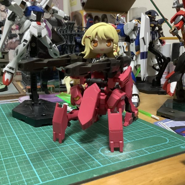 土曜モケ活！ってことで積んでたガンダムフラウロスをパチ組しました。砲撃形態時の犬のようなフォルムにインスピレーションを受けて「あ、コレはあのキャラの機体に改造したい！」というのが浮かんできたのでちまちま改造していきたいと思います。砲撃形態の上に愛さんを乗せてますが愛さん機の予定ではないです()（1枚目）