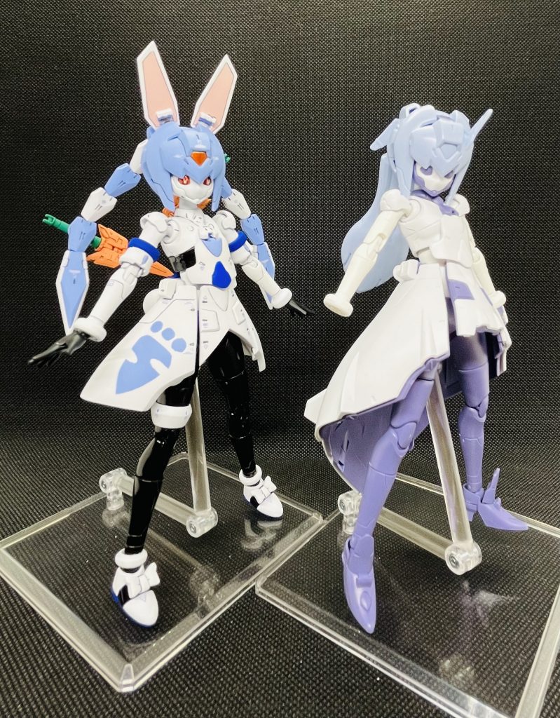 ベースキットとの比較。ほぼモビルドールサラをそのまま使い、細かい箇所のミキシングで、ぺこらのデザインを再現させてます。