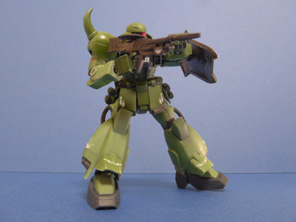 SEEDもの初体験、楽しかったです。とはいえ、塗装で白と赤をオミットしたので、見た目の「ザク感」が上がったようにも思います。ポーズに関しては、普段旧キットを作るときは立ちポーズが多いのですが、今回はボックスアートの動きのあるポーズがいい感じでしたので近づけてみました。多くの方がガンダムマーカーできれいに塗装されているのを見て、今回初チャレンジしてみました。1/144ならば出番が多くなりそうです。ただ、セット物のカラーは単体でも出していただきたいですね。グリーン系の2色のために6色を買うのはもったいないので。